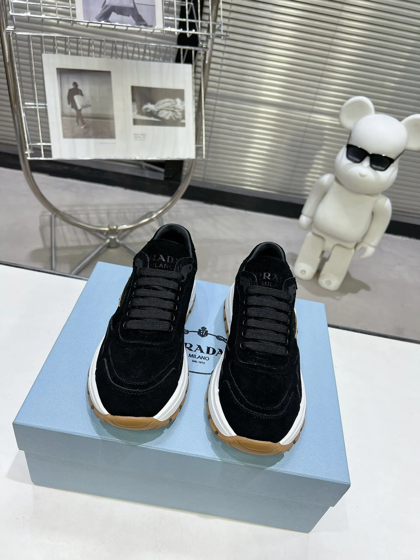 👟👟Ex-factory price 580👟👟 PRADA ²⁰²4 𝐬𝐬Prada’s new product comes with strength! ❣️Many Internet celebrities have the same style, fashionable and versatile nice items, original shoes are developed and purchased from Italian counters, and are reproduced 1:1 according to the original taste. This year’s theme is not to be defined, embodying texture through simplicity💛From thick-soled sneakers to zigzag short boots to 2024 flat shoes, everything reveals a sure-fire momentum...combining gentleness and handsomeness, the finishing touch for women❤️ The top-grade open-edge beaded cowhide with imported cowhide triangle logo is consistent with the original version, the wear-resistant and ultra-light two-color outsole, and the sheepskin lining are breathable and comfortable. ⚛Size: Women's 34-40 ⚛Size: Men's 39-45 Original packaging accessories. ⚛